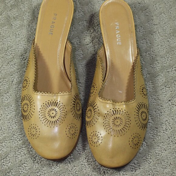 Prague Women Sz 11.5M Taupe Laser Cut Round Toe Mule 1" Kitten Heels - Picture 2 of 6